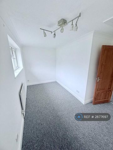 3 bedroom end of terrace house to rent - Photo 2