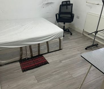 Room in a Shared House, Lodge Road, CR0 - Photo 2