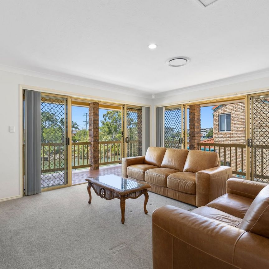 Spacious Coastal Living at 9 Perry Place, Biggera Waters - Your Ideal Family Retreat! - Photo 1