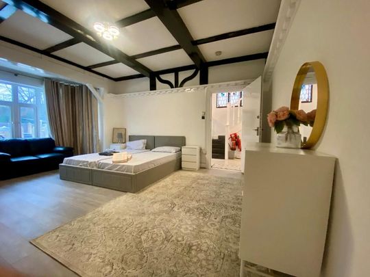 1 bedroom in a house share to rent - Photo 1