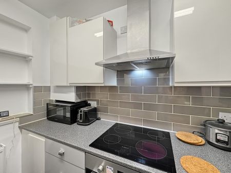 This fully furnished studio room is available in a three-person professional house share, located just off Cherry Hinton Road. The property offers excellent access to Addenbrooke’s Hospital, Cambridge Train Station, and the city centre, making it ideal for working professionals. - Photo 5