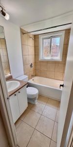 SUPERBE 4 1/2 RDC - rénové avec goût! Gym + piscines, 15 mars ou avril - Photo 4