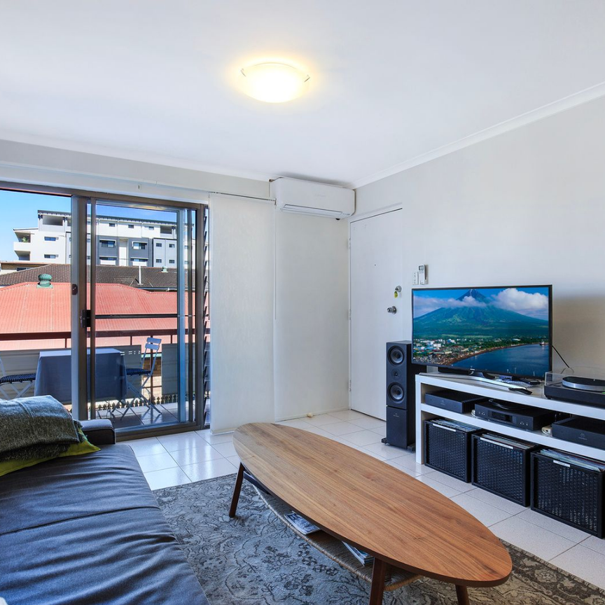 Renovated unit in prime location! - Photo 1