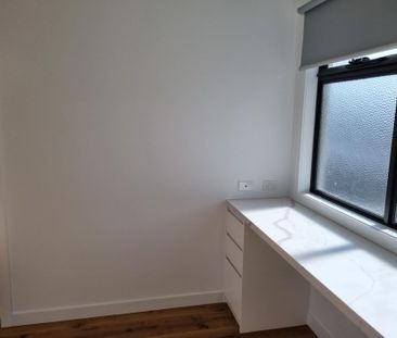 Beautifully finished near new townhouse - Photo 3