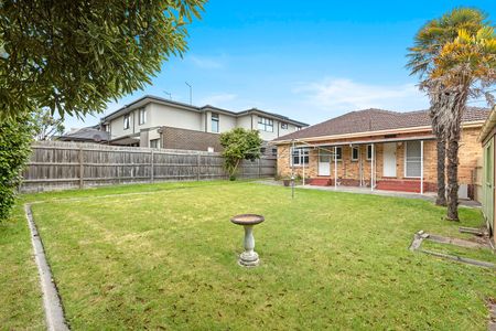 Spacious 3 Bedroom Family Home In A Good Location - Photo 2