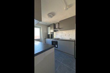3 Bed Terraced House, Lathom Road, E6 - Photo 3