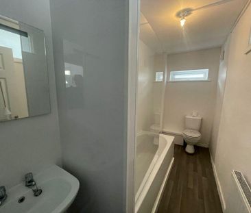 2 bedroom end of terrace house to rent - Photo 5