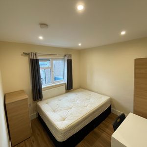 Room in a Shared House, High Road Leyton, E15 - Photo 2