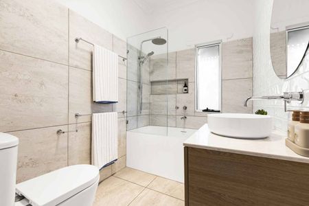 Classic Charm Meets Modern Comfort in the Heart of South Toowoomba - Photo 5