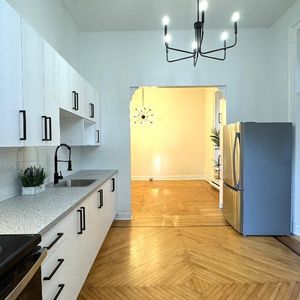 MAJESTUEUX 3 1/2 semi meublé dans un immeuble ancestral (LOGEMENT UNIQUE) - Photo 2