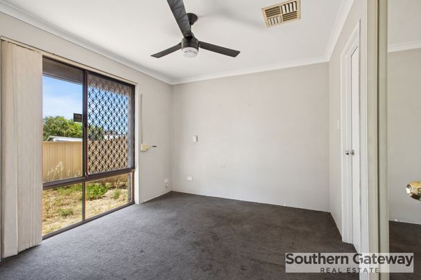 COSY FAMILY HOME IN CONVENIENT LOCATION - Photo 1