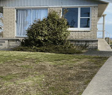 Three bedroom Brick Home - Photo 5