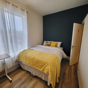 1 bedroom in a house share to rent - Photo 2