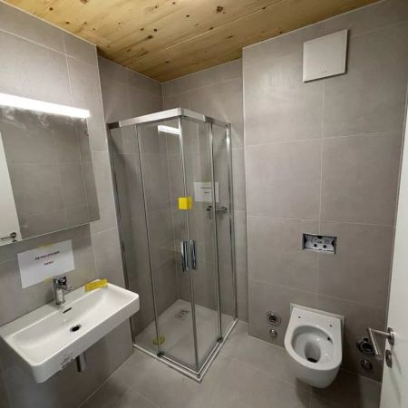 Grand studio neuf, idéalement situé - Photo 4
