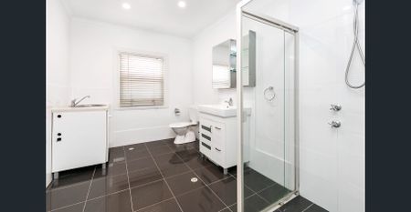 Symmetrical Cottage Style Property 3km from the CBD. - Photo 4