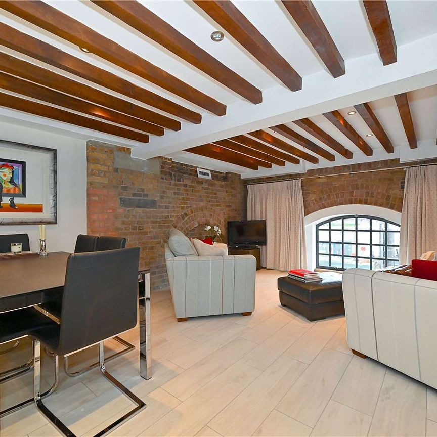 A simply beautiful two bedroom apartment situated on the first floor of this fine river fronted warehouse conversion, located in the heart of Wapping. - Photo 1