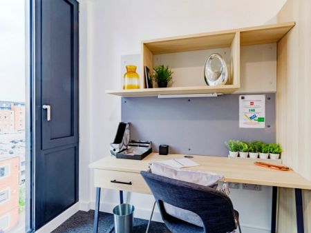 Cosy double ensuite bedroom in a 2-Bedroom apartment, in a residence near Nottingham Trent Universit - Photo 5