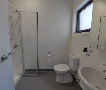 Private Suite – Fully Furnished in rooming house - Photo 6