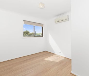 Fully refurbished unit in central location! - Photo 3