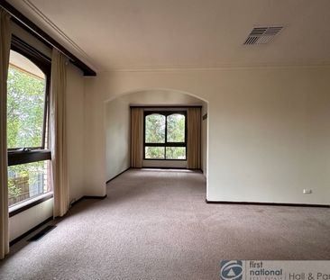 42 William Perry Close, Endeavour Hills - Photo 1