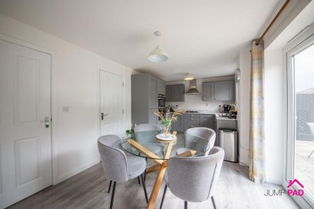 4 bedroom detached house to rent - Photo 3