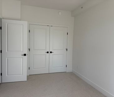 Kings & Crescent Top Floor Spacious 1 Bedroom/Den /1 Bathroom - Photo 3