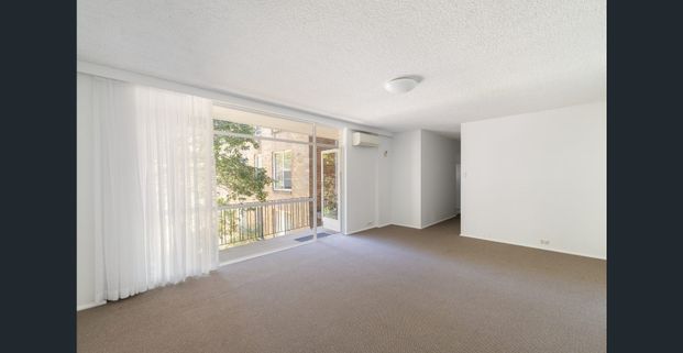 Quiet home with leafy outlooks & generous proportions - Photo 1