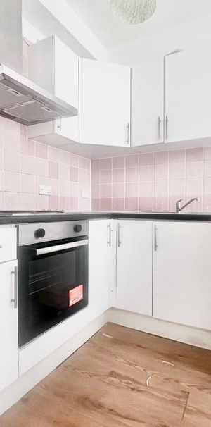 Hanworth Road, Hounslow, TW3 3TU - Photo 1