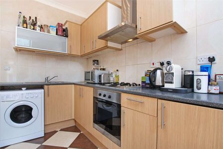 Three bedroom ground floor flat with a private patio garden. Located on Montana Road with access to the city via the Northern Line, this property would be ideal for sharers. - Photo 5