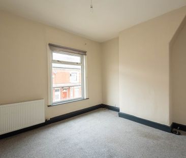 Price £950 pcm - Available Now - Unfurnished - Photo 2