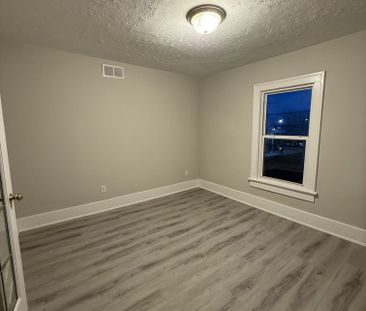 For Lease - 572 Oak Avenue, Windsor, Ontario - Photo 2