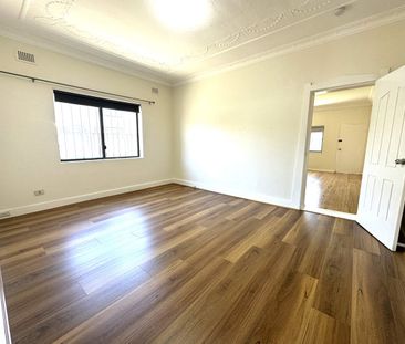 SUNNY & SPACIOUS THREE BEDROOM HOUSE - IN THE HEART OF EARLWOOD ! - Photo 6