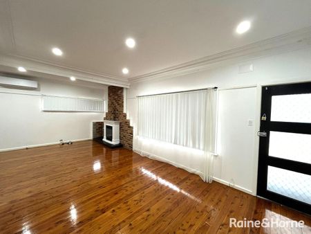 CHARMING THREE BEDROOM HOME IN MACQUARIE FIELDS! CLOSE TO STATION! - Photo 2