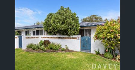 STREET FRONT VILLA - FRONT & REAR COURTYARDS - Photo 5