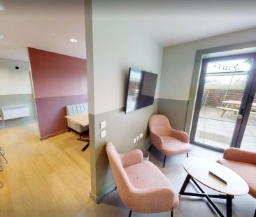 Large En-Suite - High Level - Photo 2