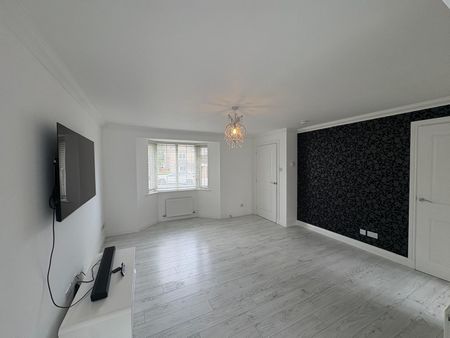 4 bedroom detached house to rent - Photo 2
