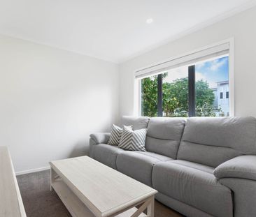 Sun-Filled Modern 3 Bedroom Home in Hobsonville! - Photo 3