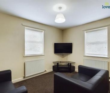 4 bedroom Semi-detached house To Let - Photo 4