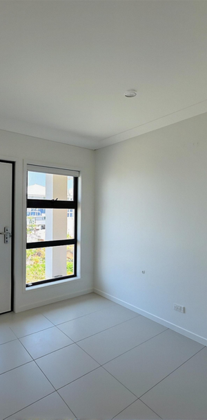 First week half rent!! Stunning BRAND NEW 4-Bedroom Family Home - Available Now! - Photo 1