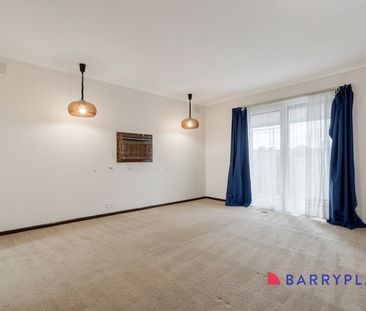 SPACIOUS 4 BEDROOM HOME IN PRIME LOCATION! - Photo 2