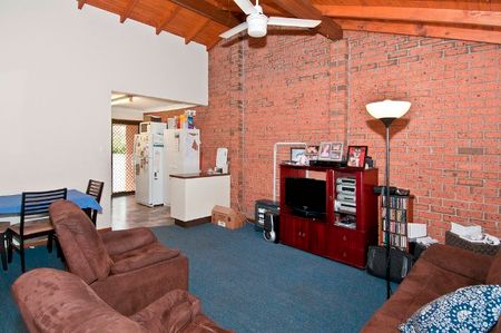 Low-Maintenance unit Walking Distance to Shops, Schools & Transport! - Photo 4