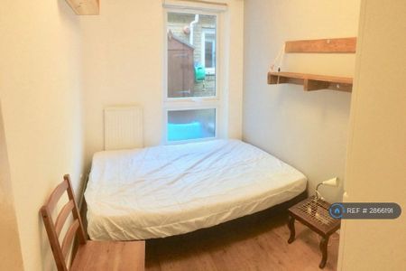 1 bedroom in a flat share to rent - Photo 5