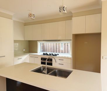 IMPRESSIVE TOWNHOUSE IN MOUNT WAVERLEY SCHOOL ZONE (STSA) - Photo 3