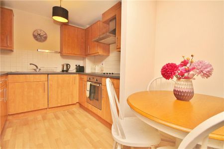 Douglas Road, Stanwell, Staines-upon-Thames, Surrey, TW19 7JD - Photo 4