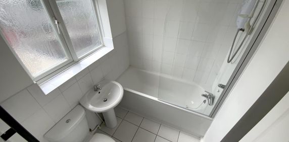 1 Bed Flat – Surbiton (Hook Road, KT6) - Photo 2