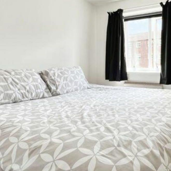 2 bedroom block of apartments to rent - Photo 1