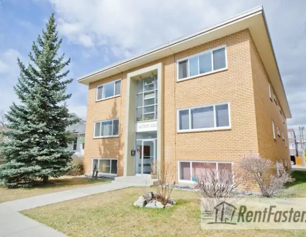CHARACTER SUNALTA LARGE 1 BEDROOM APARTMENT | 8 - 1908 12 Ave SW, Calgary - Photo 1