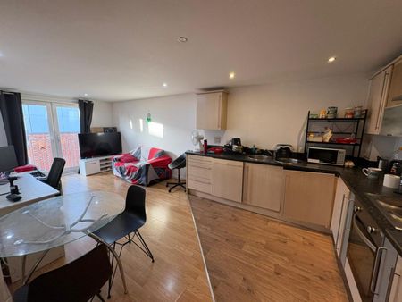 2 bedroom Flat To Let - Photo 3