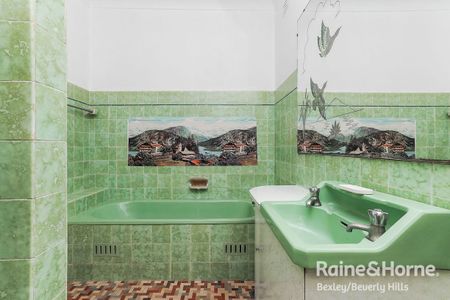 Charming 2-Bedroom Flat in Prime Kingsgrove Location - Photo 4