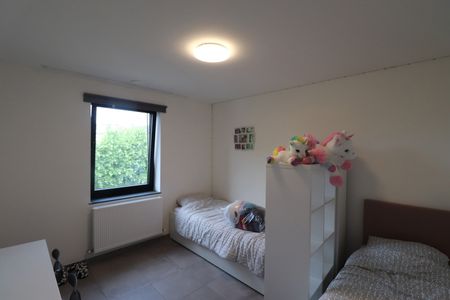 Een ruim recent woonhuis - gesloten bebouwing - met 3 slaapkamers, inpandige garage, terras en tuin - Photo 5